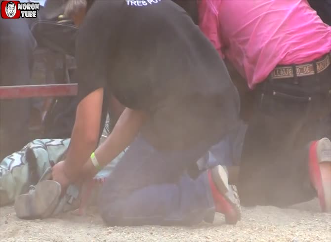 Video :Powerful bull destroys cowboy's jaw